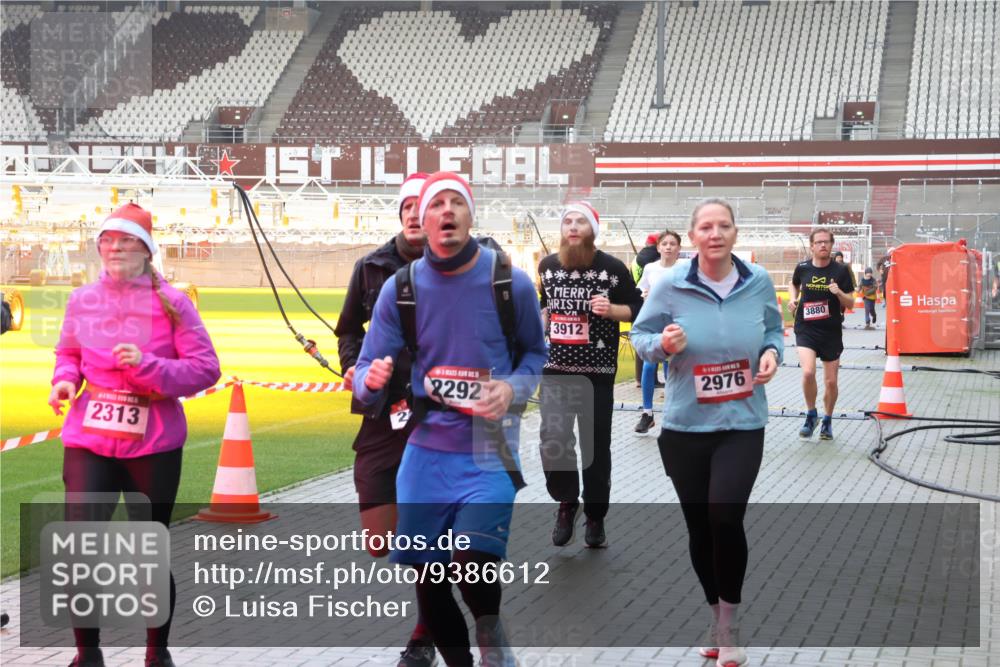07.12.2025 - St. Pauli X-Mass-Run No. 15 Luisa Fischer http://msf.ph/oto/9386612 07.12.2025 11:41:19 Ziel 2313, 2292, 3912, 2976, 3880, 52, 726, 727, 1061, 1277, 1756, 2144, 2199, 2292, 2294, 2416, 2417, 2425, 2708, 2710, 2713, 2865, 2947, 2976, 3259, 3554, 3592, 3619, 3747, 3748, 3824, 3825, 3850, 3880, 3885, 3912, 4608 meine-sportfotos.de
