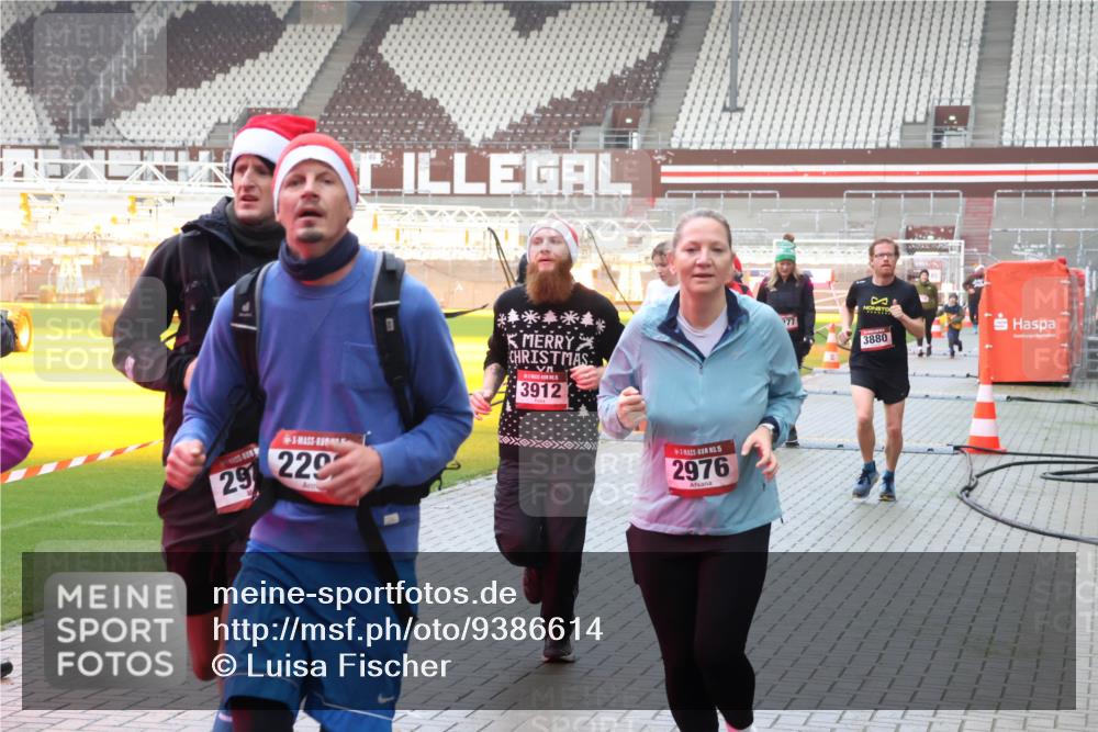 07.12.2025 - St. Pauli X-Mass-Run No. 15 Luisa Fischer http://msf.ph/oto/9386614 07.12.2025 11:41:19 Ziel 29, 229, 3912, 277, 3880, 15, 2976, 7, 52, 726, 727, 1061, 1277, 1756, 2144, 2199, 2292, 2294, 2416, 2417, 2425, 2708, 2710, 2713, 2865, 2947, 2976, 3259, 3554, 3592, 3619, 3747, 3748, 3824, 3825, 3850, 3880, 3885, 3912, 4608 meine-sportfotos.de