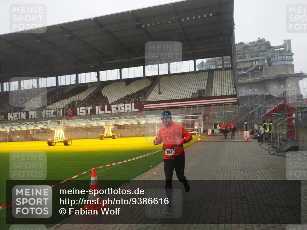 07.12.2025 - St. Pauli X-Mass-Run No. 15 Fabian Wolf http://msf.ph/oto/9386616 07.12.2025 10:16:14 Ziel 394, 1328, 2743 meine-sportfotos.de