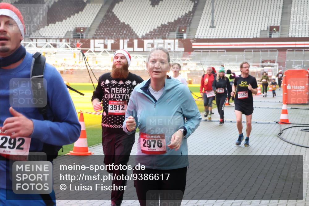 07.12.2025 - St. Pauli X-Mass-Run No. 15 Luisa Fischer http://msf.ph/oto/9386617 07.12.2025 11:41:20 Ziel 292, 5, 3912, 15, 2976, 277, 3880, 52, 726, 727, 1061, 1277, 1756, 2144, 2199, 2292, 2294, 2416, 2417, 2425, 2708, 2710, 2713, 2865, 2947, 2976, 3259, 3554, 3592, 3619, 3747, 3748, 3850, 3880, 3885, 3912, 4608 meine-sportfotos.de