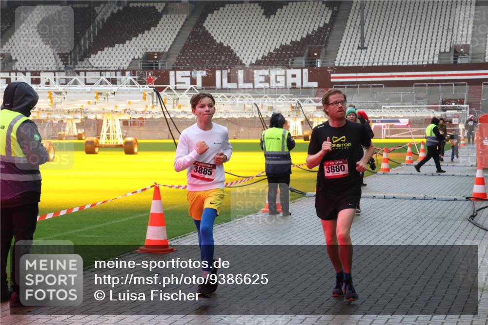 07.12.2025 - St. Pauli X-Mass-Run No. 15 Luisa Fischer http://msf.ph/oto/9386625 07.12.2025 11:41:22 Ziel 1, 3885, 5, 3880, 52, 726, 727, 1061, 1277, 1756, 2199, 2292, 2294, 2416, 2417, 2425, 2708, 2710, 2865, 2947, 2976, 3259, 3592, 3619, 3747, 3748, 3850, 3880, 3885, 3912, 4608 meine-sportfotos.de