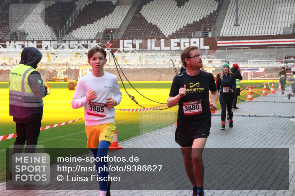 07.12.2025 - St. Pauli X-Mass-Run No. 15 Luisa Fischer http://msf.ph/oto/9386627 07.12.2025 11:41:22 Ziel 15, 3885, 1277, 15, 3880, 52, 726, 727, 1061, 1277, 1756, 2199, 2292, 2294, 2416, 2417, 2425, 2708, 2710, 2865, 2947, 2976, 3259, 3592, 3619, 3747, 3748, 3850, 3880, 3885, 3912, 4608 meine-sportfotos.de