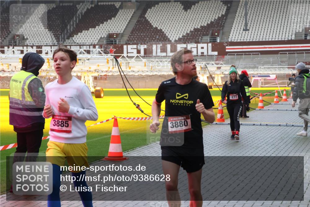 07.12.2025 - St. Pauli X-Mass-Run No. 15 Luisa Fischer http://msf.ph/oto/9386628 07.12.2025 11:41:23 Ziel 1277, 3885, 15, 3880, 52, 726, 727, 1061, 1277, 2199, 2292, 2294, 2416, 2417, 2425, 2708, 2710, 2865, 2947, 2976, 3259, 3592, 3619, 3747, 3748, 3850, 3880, 3885, 3912, 4608 meine-sportfotos.de