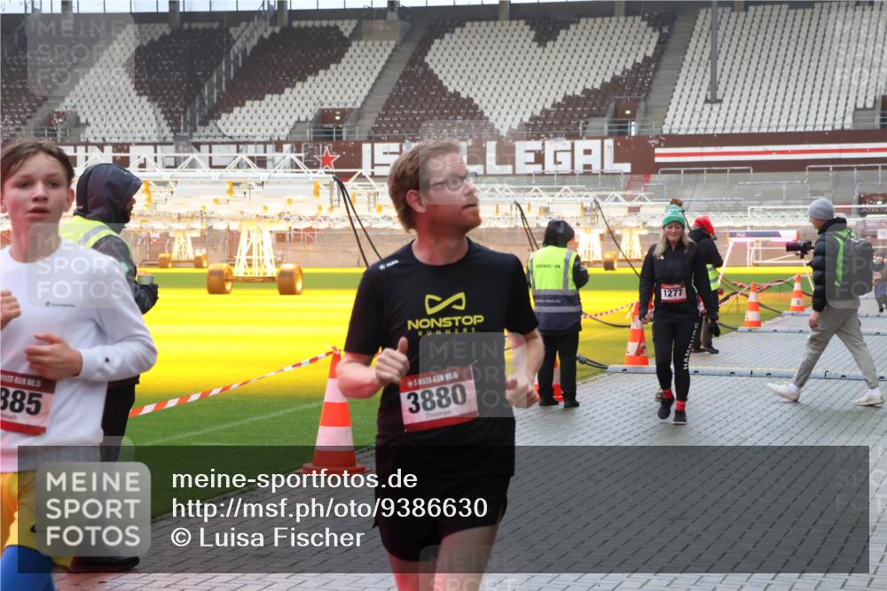 07.12.2025 - St. Pauli X-Mass-Run No. 15 Luisa Fischer http://msf.ph/oto/9386630 07.12.2025 11:41:23 Ziel 15, 385, 15, 3880, 1277, 52, 726, 727, 1061, 1277, 2199, 2292, 2294, 2416, 2417, 2425, 2708, 2710, 2865, 2947, 2976, 3259, 3592, 3619, 3747, 3748, 3850, 3880, 3885, 3912, 4608 meine-sportfotos.de