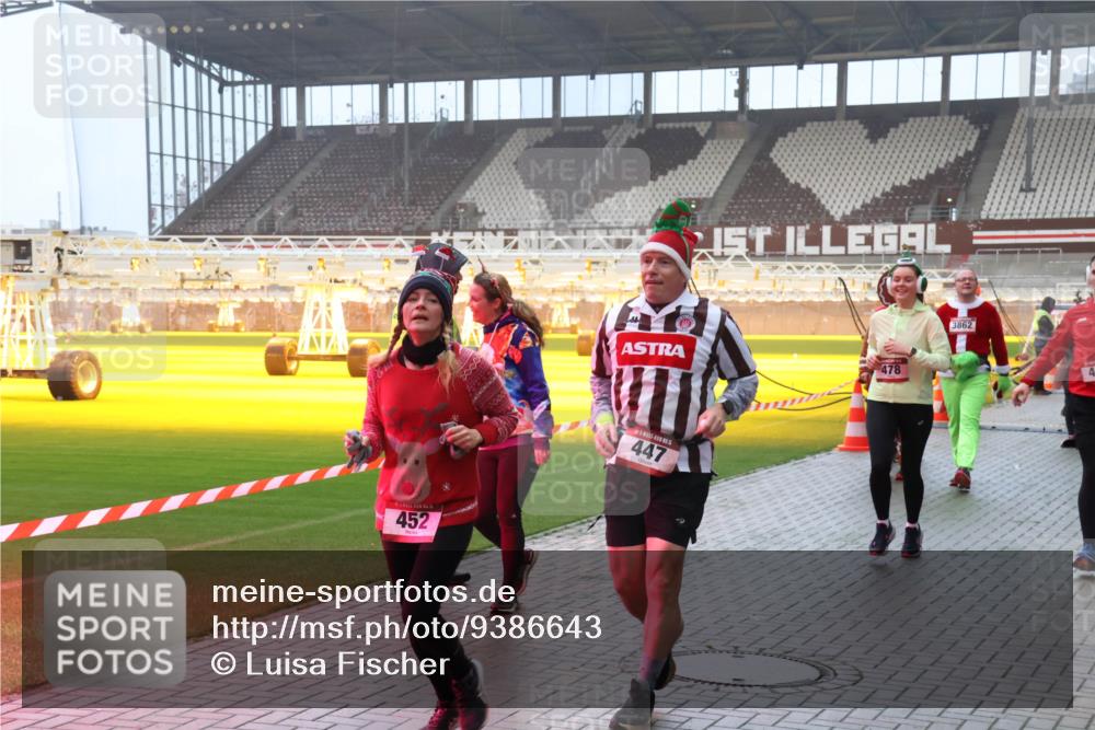 07.12.2025 - St. Pauli X-Mass-Run No. 15 Luisa Fischer http://msf.ph/oto/9386643 07.12.2025 10:20:52 Ziel 452, 478, 447, 3862, 392, 447, 452, 459, 461, 478, 1016, 1076, 1364, 1466, 1553, 1903, 2187, 2238, 2751, 2855, 3473, 3832, 3846, 3871, 4042, 4071, 4116, 4490, 4503, 4517, 4523 meine-sportfotos.de