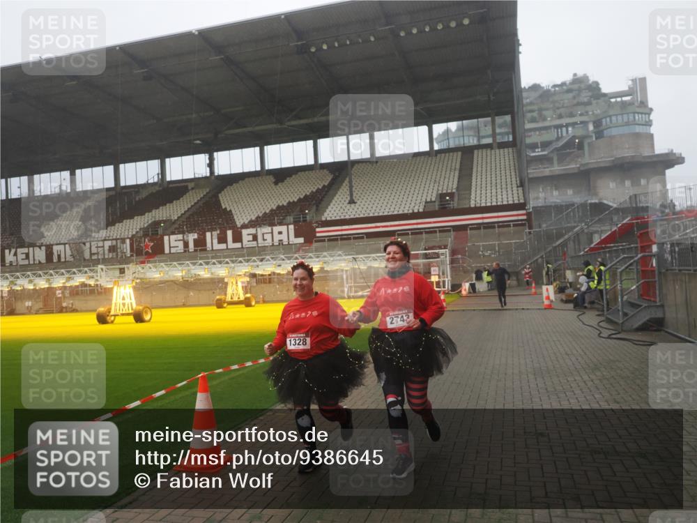 07.12.2025 - St. Pauli X-Mass-Run No. 15 Fabian Wolf http://msf.ph/oto/9386645 07.12.2025 10:16:23 Ziel 394, 1328, 2743 meine-sportfotos.de