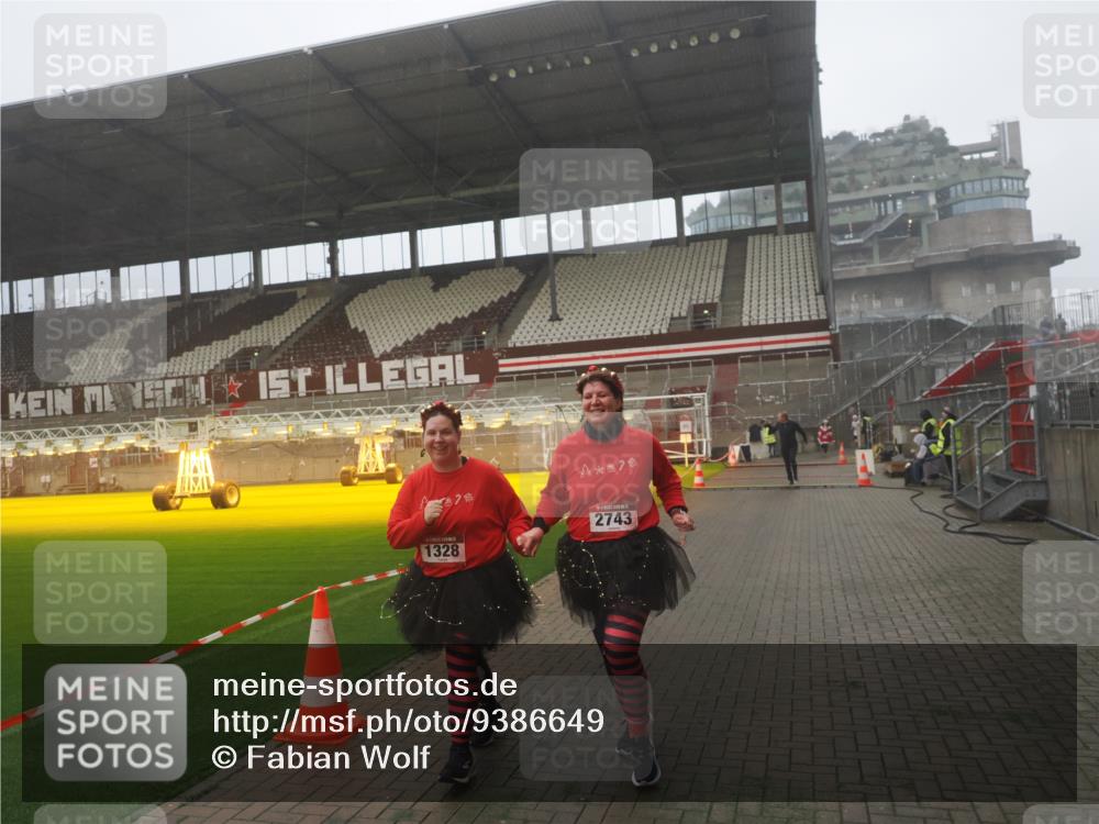 07.12.2025 - St. Pauli X-Mass-Run No. 15 Fabian Wolf http://msf.ph/oto/9386649 07.12.2025 10:16:23 Ziel 394, 1328, 2743 meine-sportfotos.de