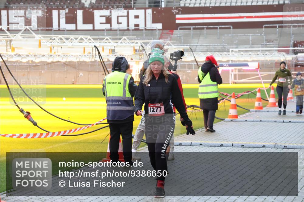 07.12.2025 - St. Pauli X-Mass-Run No. 15 Luisa Fischer http://msf.ph/oto/9386650 07.12.2025 11:41:25 Ziel 1277, 2708, 52, 726, 727, 1061, 1277, 2199, 2292, 2294, 2416, 2417, 2425, 2708, 2710, 2865, 2947, 2976, 3259, 3592, 3619, 3747, 3748, 3880, 3885, 3912, 4608 meine-sportfotos.de