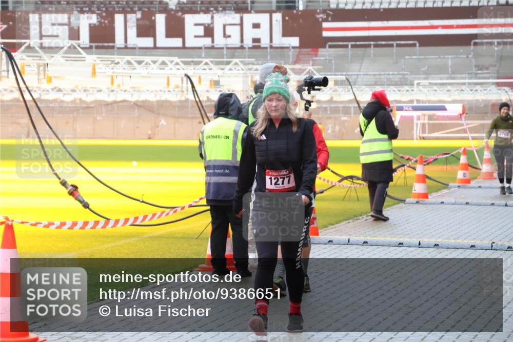 07.12.2025 - St. Pauli X-Mass-Run No. 15 Luisa Fischer http://msf.ph/oto/9386651 07.12.2025 11:41:25 Ziel 1, 1277, 2708, 52, 726, 727, 1061, 1277, 2199, 2292, 2294, 2416, 2417, 2425, 2708, 2710, 2865, 2947, 2976, 3259, 3592, 3619, 3747, 3748, 3880, 3885, 3912, 4608 meine-sportfotos.de