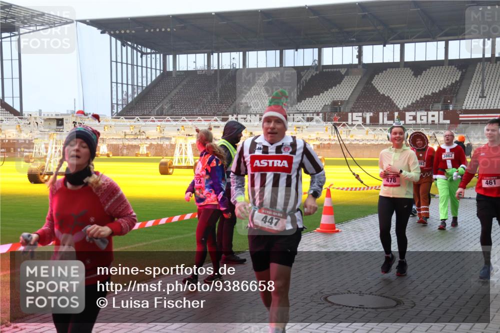 07.12.2025 - St. Pauli X-Mass-Run No. 15 Luisa Fischer http://msf.ph/oto/9386658 07.12.2025 10:20:52 Ziel 452, 22, 5, 447, 393, 478, 3862, 461, 392, 447, 452, 459, 461, 478, 1016, 1076, 1364, 1466, 1553, 1903, 2187, 2238, 2751, 2855, 3473, 3832, 3846, 3871, 4042, 4071, 4116, 4490, 4503, 4517, 4523 meine-sportfotos.de