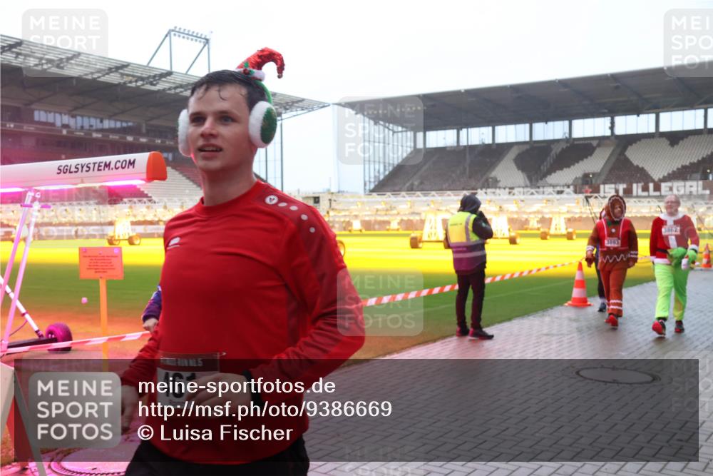 07.12.2025 - St. Pauli X-Mass-Run No. 15 Luisa Fischer http://msf.ph/oto/9386669 07.12.2025 10:20:55 Ziel 46, 3893, 3862, 392, 447, 452, 459, 461, 478, 1016, 1076, 1364, 1466, 1553, 1903, 2187, 2238, 2751, 2855, 3473, 3832, 3846, 3871, 4042, 4071, 4116, 4490, 4503, 4517, 4523 meine-sportfotos.de