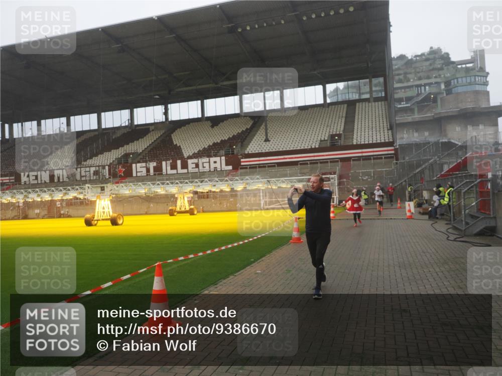 07.12.2025 - St. Pauli X-Mass-Run No. 15 Fabian Wolf http://msf.ph/oto/9386670 07.12.2025 10:16:28 Ziel 394, 1328, 2743, 4362, 4510 meine-sportfotos.de