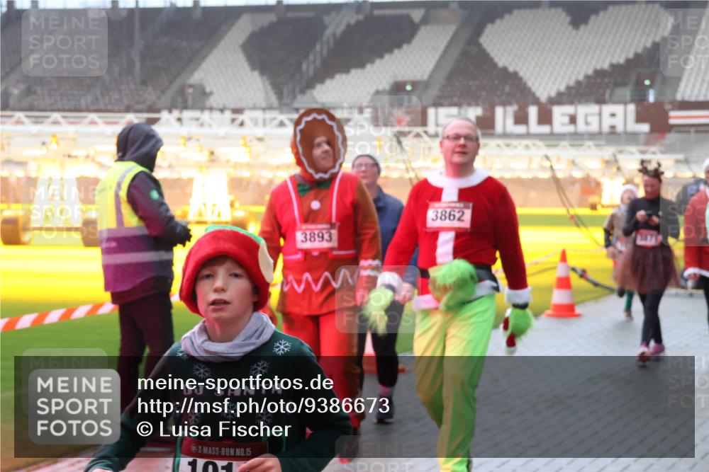 07.12.2025 - St. Pauli X-Mass-Run No. 15 Luisa Fischer http://msf.ph/oto/9386673 07.12.2025 10:20:57 Ziel 3893, 3862, 15, 392, 447, 452, 459, 461, 478, 1016, 1076, 1364, 1466, 1553, 1903, 2187, 2751, 2799, 2855, 3473, 3832, 3846, 3871, 4042, 4071, 4116, 4490, 4503, 4517, 4523 meine-sportfotos.de