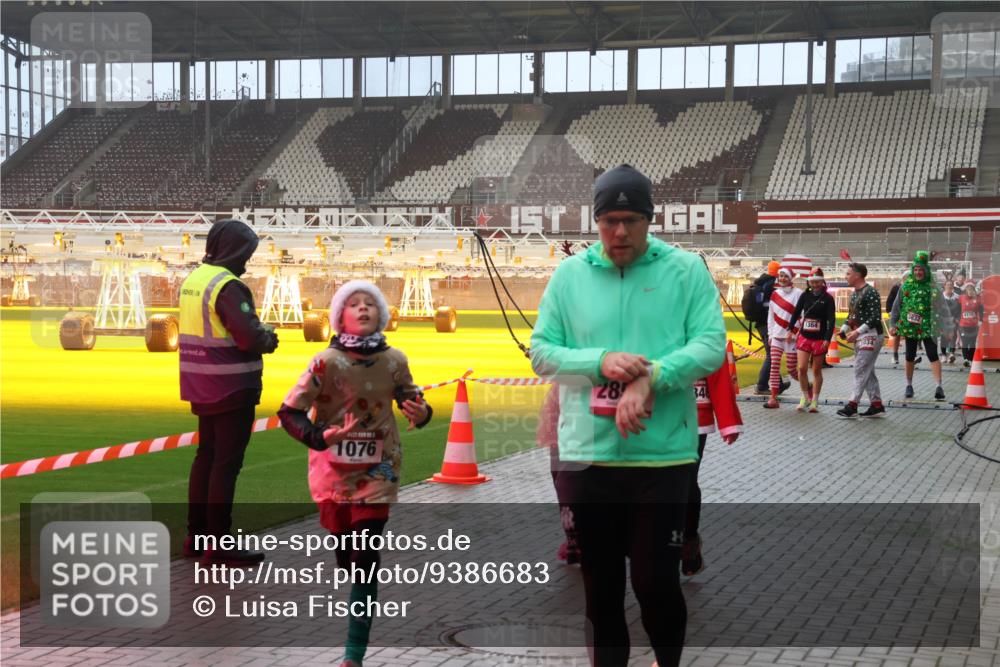 07.12.2025 - St. Pauli X-Mass-Run No. 15 Luisa Fischer http://msf.ph/oto/9386683 07.12.2025 10:21:01 Ziel 28, 1076, 346, 1364, 034, 392, 447, 452, 459, 461, 478, 1016, 1076, 1466, 1553, 2187, 2799, 2855, 3473, 3832, 4042, 4071, 4116, 4490, 4503, 4517, 4523 meine-sportfotos.de
