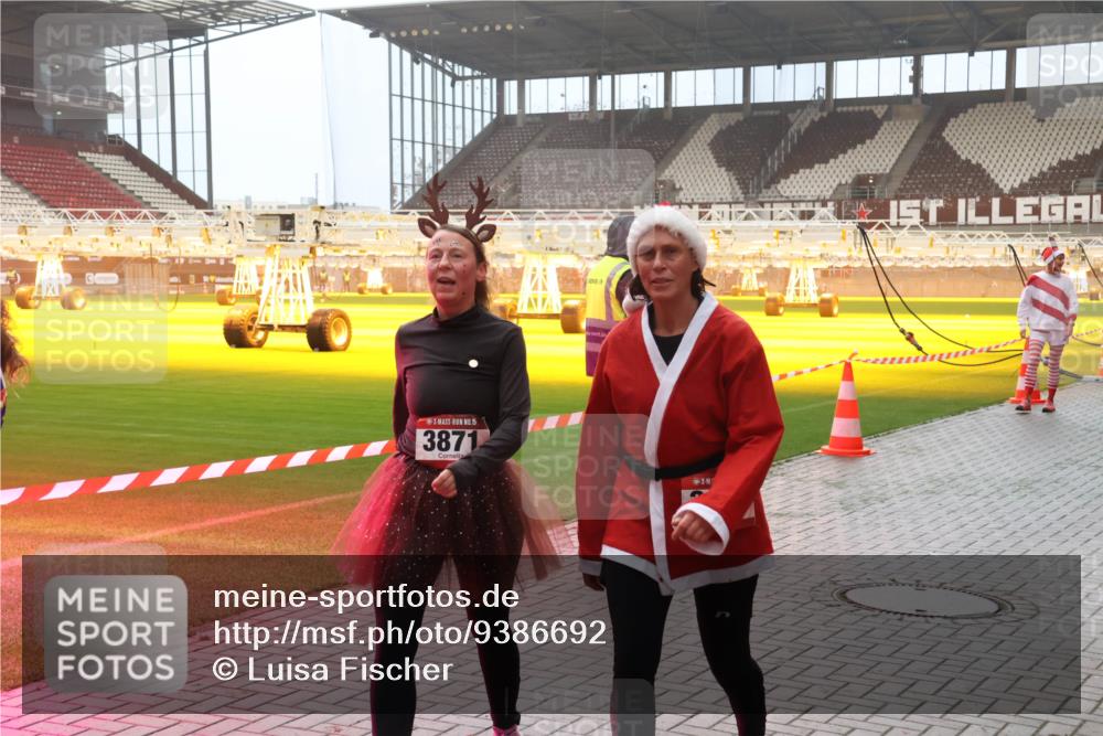 07.12.2025 - St. Pauli X-Mass-Run No. 15 Luisa Fischer http://msf.ph/oto/9386692 07.12.2025 10:21:05 Ziel 151, 3871, 392, 447, 452, 459, 461, 478, 1016, 1076, 1466, 2187, 2799, 2855, 3473, 3832, 4116, 4490, 4503, 4517, 4523 meine-sportfotos.de