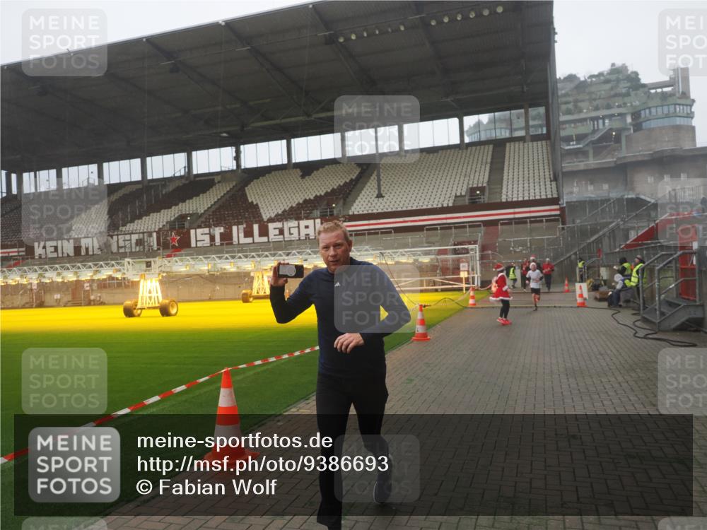 07.12.2025 - St. Pauli X-Mass-Run No. 15 Fabian Wolf http://msf.ph/oto/9386693 07.12.2025 10:16:29 Ziel 1328, 2743, 4362, 4363, 4510 meine-sportfotos.de