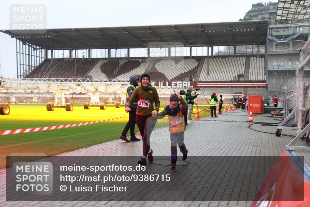 07.12.2025 - St. Pauli X-Mass-Run No. 15 Luisa Fischer http://msf.ph/oto/9386715 07.12.2025 11:41:39 Ziel 2708, 2710, 1277, 2199, 2292, 2294, 2425, 2465, 2466, 2470, 2471, 2476, 2479, 2491, 2708, 2710, 2865, 2947, 2976, 3153, 3204, 3259, 3393, 3505, 3532, 3592, 3619, 3732, 3747, 3748, 3880, 3885, 3912, 4608 meine-sportfotos.de