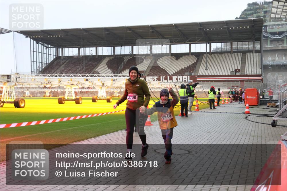 07.12.2025 - St. Pauli X-Mass-Run No. 15 Luisa Fischer http://msf.ph/oto/9386718 07.12.2025 11:41:40 Ziel 2708, 2710, 1277, 2199, 2292, 2294, 2425, 2465, 2466, 2470, 2471, 2476, 2479, 2491, 2708, 2710, 2947, 2976, 3153, 3204, 3259, 3393, 3505, 3532, 3592, 3619, 3732, 3747, 3748, 3880, 3885, 3912, 4608 meine-sportfotos.de
