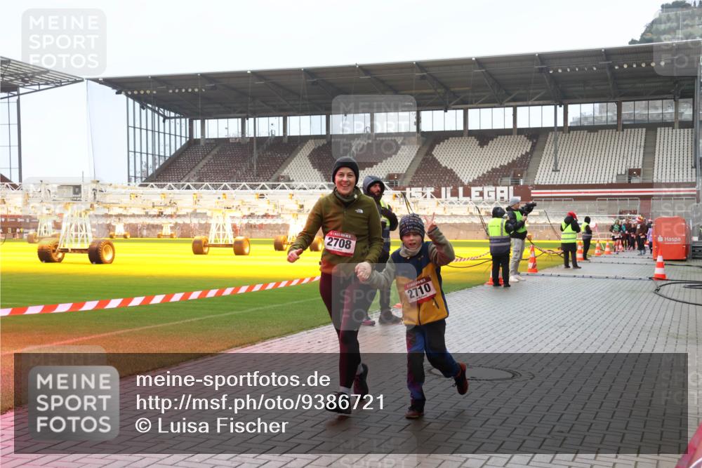 07.12.2025 - St. Pauli X-Mass-Run No. 15 Luisa Fischer http://msf.ph/oto/9386721 07.12.2025 11:41:40 Ziel 2708, 2710, 1277, 2199, 2292, 2294, 2425, 2465, 2466, 2470, 2471, 2476, 2479, 2491, 2708, 2710, 2947, 2976, 3153, 3204, 3259, 3393, 3505, 3532, 3592, 3619, 3732, 3747, 3748, 3880, 3885, 3912, 4608 meine-sportfotos.de