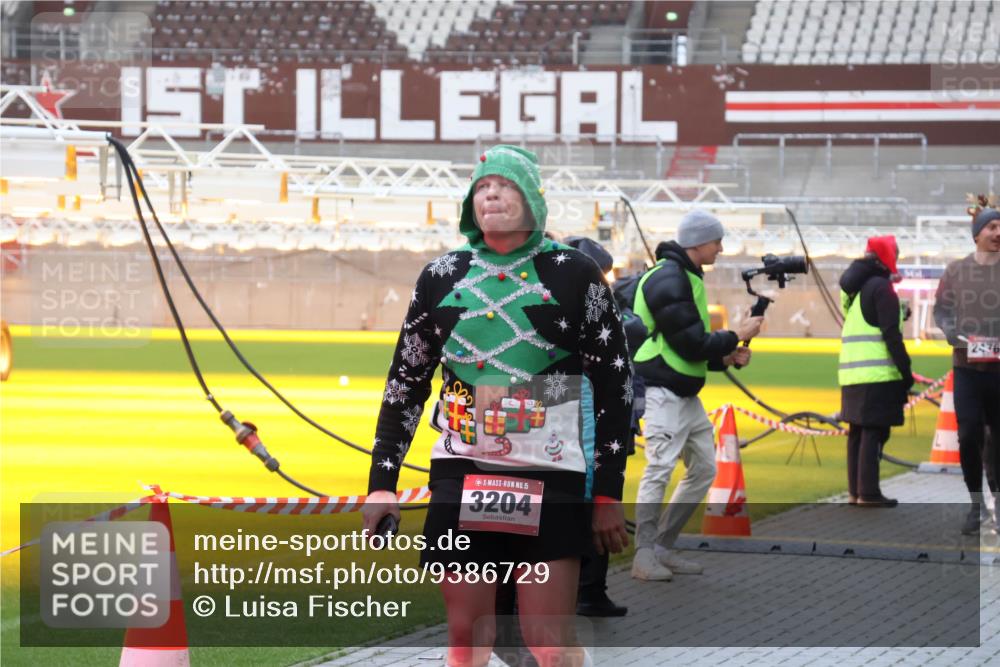07.12.2025 - St. Pauli X-Mass-Run No. 15 Luisa Fischer http://msf.ph/oto/9386729 07.12.2025 11:41:58 Ziel 1, 15, 3204, 2976, 1801, 2231, 2435, 2465, 2466, 2470, 2471, 2476, 2479, 2491, 2708, 2710, 3153, 3204, 3222, 3393, 3479, 3505, 3532, 3555, 3718, 3732, 3747, 3748, 3755, 3757, 3764, 3784, 3880, 3885 meine-sportfotos.de