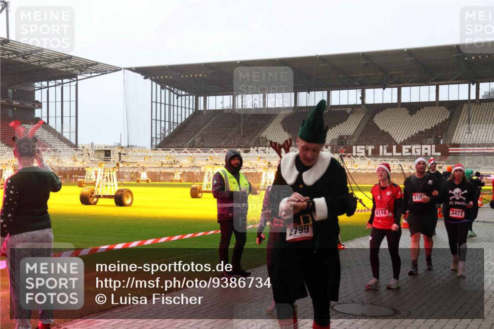 07.12.2025 - St. Pauli X-Mass-Run No. 15 Luisa Fischer http://msf.ph/oto/9386734 07.12.2025 10:21:20 Ziel 2799, 4116, 218, 3473, 392, 447, 452, 461, 478, 1016, 1076, 1386, 1407, 1466, 1898, 1900, 2187, 2565, 2799, 3473, 3832, 3984, 4338, 4490, 4517 meine-sportfotos.de