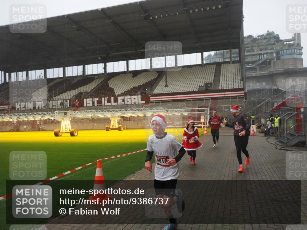 07.12.2025 - St. Pauli X-Mass-Run No. 15 Fabian Wolf http://msf.ph/oto/9386737 07.12.2025 10:16:34 Ziel 2185, 2266, 4362, 4363, 4510 meine-sportfotos.de