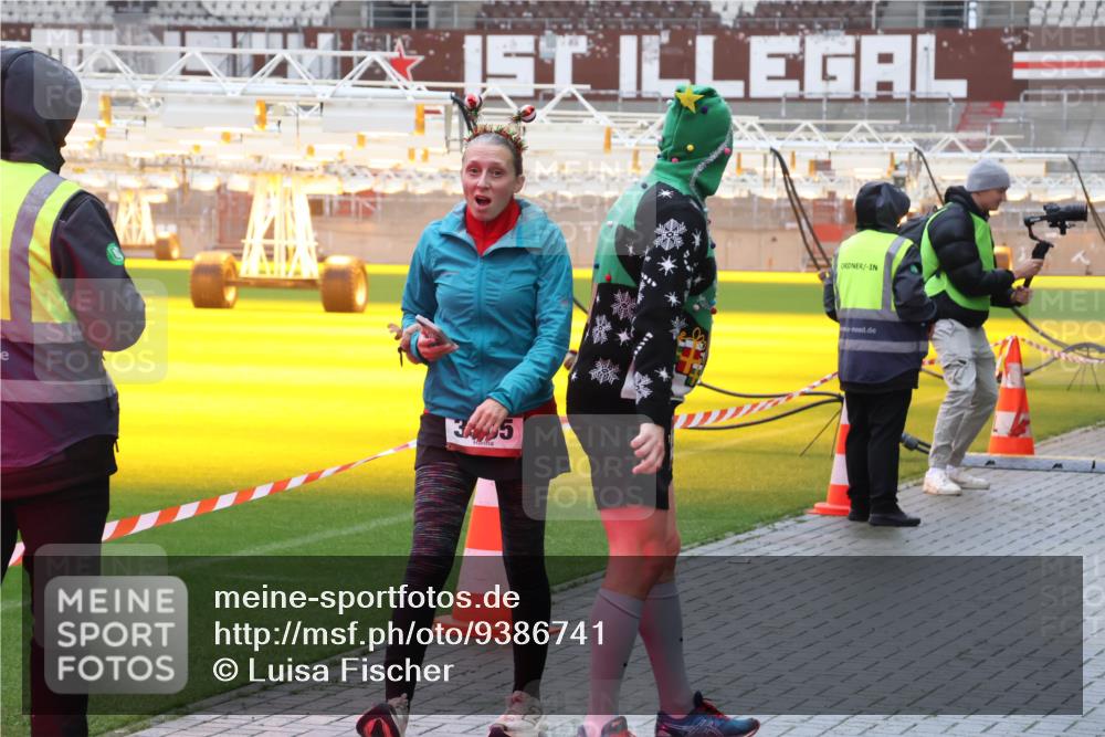 07.12.2025 - St. Pauli X-Mass-Run No. 15 Luisa Fischer http://msf.ph/oto/9386741 07.12.2025 11:41:59 Ziel 35, 1801, 2231, 2435, 2465, 2466, 2470, 2471, 2476, 2479, 2491, 2708, 2710, 3153, 3204, 3222, 3393, 3479, 3505, 3532, 3555, 3718, 3732, 3747, 3748, 3755, 3757, 3764, 3784, 3880, 3885 meine-sportfotos.de