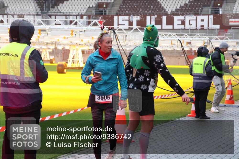 07.12.2025 - St. Pauli X-Mass-Run No. 15 Luisa Fischer http://msf.ph/oto/9386742 07.12.2025 11:41:59 Ziel 3505, 1801, 2231, 2435, 2465, 2466, 2470, 2471, 2476, 2479, 2491, 2708, 2710, 3153, 3204, 3222, 3393, 3479, 3505, 3532, 3555, 3718, 3732, 3747, 3748, 3755, 3757, 3764, 3784, 3880, 3885 meine-sportfotos.de