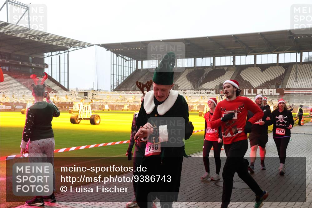 07.12.2025 - St. Pauli X-Mass-Run No. 15 Luisa Fischer http://msf.ph/oto/9386743 07.12.2025 10:21:21 Ziel 2799, 4116, 3473, 392, 447, 452, 461, 478, 1016, 1076, 1386, 1407, 1466, 1898, 1900, 2187, 2565, 2799, 3473, 3984, 4338, 4490, 4517 meine-sportfotos.de