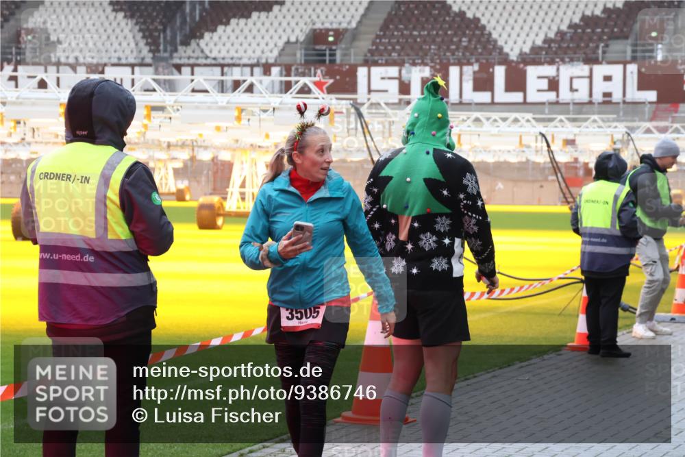 07.12.2025 - St. Pauli X-Mass-Run No. 15 Luisa Fischer http://msf.ph/oto/9386746 07.12.2025 11:42:00 Ziel 17, 3505, 1, 1801, 2231, 2435, 2465, 2466, 2470, 2471, 2476, 2479, 2491, 3153, 3204, 3222, 3393, 3479, 3505, 3532, 3555, 3718, 3732, 3747, 3748, 3755, 3757, 3764, 3784 meine-sportfotos.de