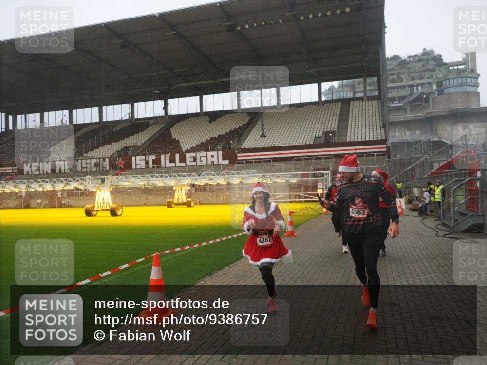 07.12.2025 - St. Pauli X-Mass-Run No. 15 Fabian Wolf http://msf.ph/oto/9386757 07.12.2025 10:16:35 Ziel 2185, 2266, 4362, 4363, 4510 meine-sportfotos.de