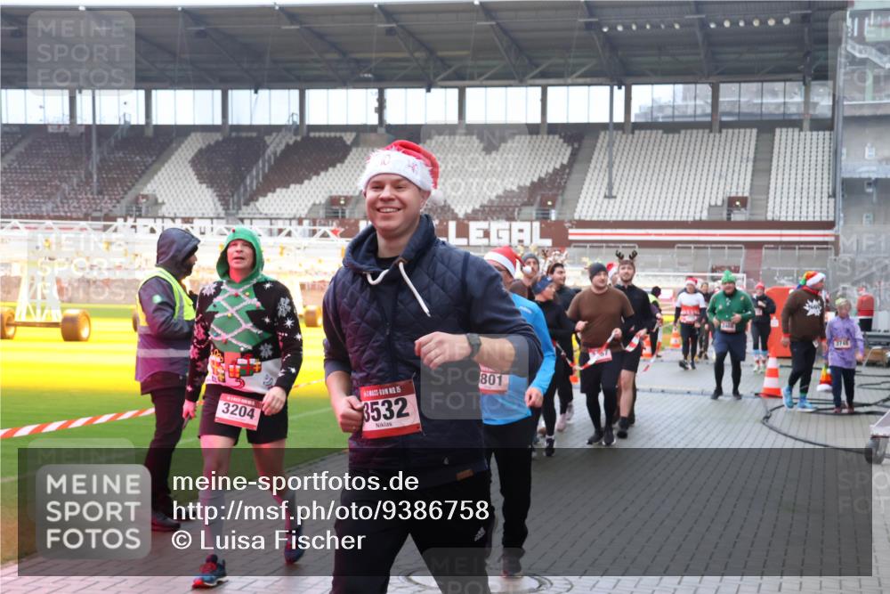 07.12.2025 - St. Pauli X-Mass-Run No. 15 Luisa Fischer http://msf.ph/oto/9386758 07.12.2025 11:42:04 Ziel 3204, 15, 3532, 801, 567, 3748, 15, 1801, 2231, 2435, 2465, 2466, 2470, 2471, 2476, 2479, 2491, 3153, 3204, 3222, 3393, 3479, 3505, 3532, 3555, 3717, 3718, 3732, 3747, 3748, 3755, 3757, 3764, 3784 meine-sportfotos.de