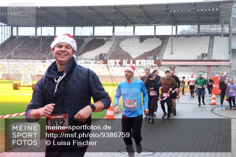 07.12.2025 - St. Pauli X-Mass-Run No. 15 Luisa Fischer http://msf.ph/oto/9386759 07.12.2025 11:42:04 Ziel 15, 3532, 1801, 2469, 15, 1801, 2231, 2435, 2465, 2466, 2470, 2471, 2476, 2479, 2491, 3153, 3204, 3222, 3393, 3479, 3505, 3532, 3555, 3717, 3718, 3732, 3747, 3748, 3755, 3757, 3764, 3784 meine-sportfotos.de