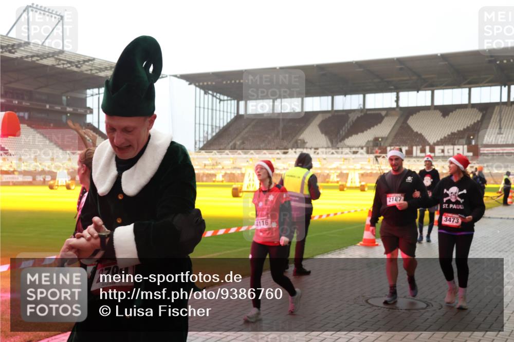 07.12.2025 - St. Pauli X-Mass-Run No. 15 Luisa Fischer http://msf.ph/oto/9386760 07.12.2025 10:21:23 Ziel 2799, 4116, 2187, 3473, 392, 1016, 1076, 1386, 1407, 1466, 1898, 1900, 2173, 2565, 2799, 3984, 4338, 4490, 4517 meine-sportfotos.de