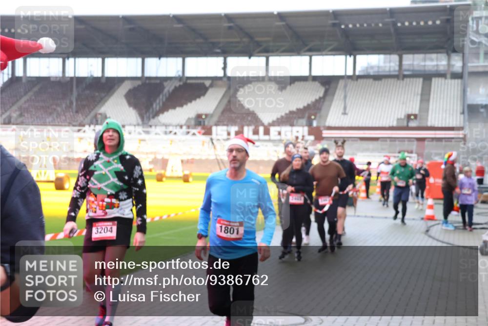 07.12.2025 - St. Pauli X-Mass-Run No. 15 Luisa Fischer http://msf.ph/oto/9386762 07.12.2025 11:42:04 Ziel 3204, 1801, 15, 1801, 2231, 2435, 2465, 2466, 2470, 2471, 2476, 2479, 2491, 3153, 3204, 3222, 3393, 3479, 3505, 3532, 3555, 3717, 3718, 3732, 3747, 3748, 3755, 3757, 3764, 3784 meine-sportfotos.de