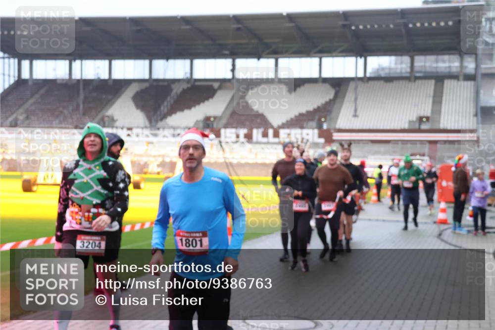 07.12.2025 - St. Pauli X-Mass-Run No. 15 Luisa Fischer http://msf.ph/oto/9386763 07.12.2025 11:42:05 Ziel 3204, 1801, 15, 1801, 2231, 2435, 2465, 2466, 2470, 2471, 2476, 2479, 2491, 3153, 3204, 3222, 3393, 3479, 3505, 3532, 3555, 3717, 3718, 3732, 3747, 3748, 3755, 3757, 3764, 3784 meine-sportfotos.de