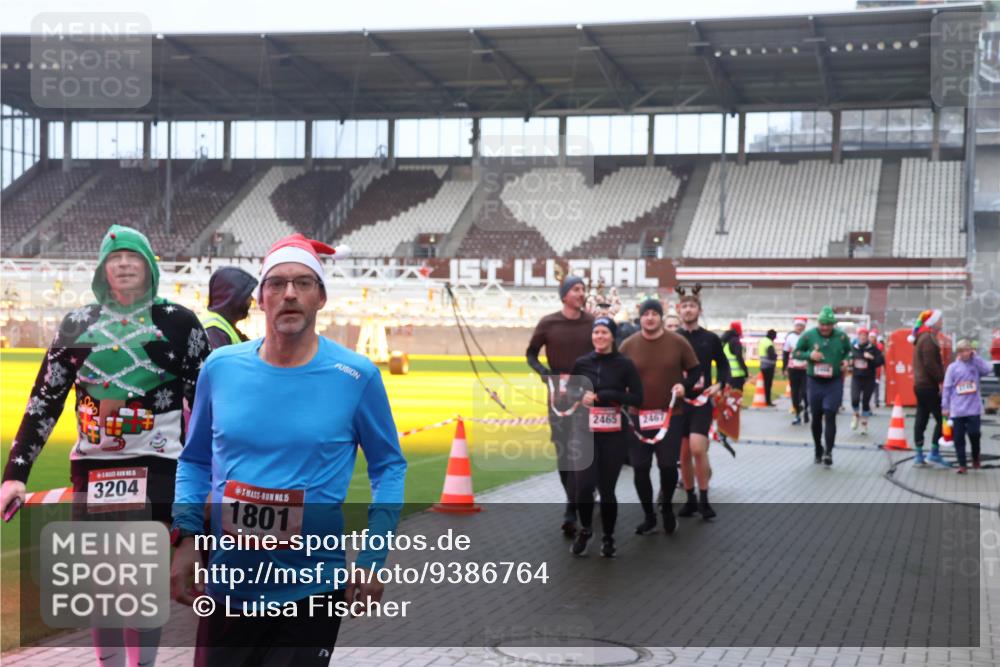 07.12.2025 - St. Pauli X-Mass-Run No. 15 Luisa Fischer http://msf.ph/oto/9386764 07.12.2025 11:42:05 Ziel 3204, 5, 1801, 1, 2465, 2467, 15, 1801, 2231, 2435, 2465, 2466, 2470, 2471, 2476, 2479, 2491, 3153, 3204, 3222, 3393, 3479, 3505, 3532, 3555, 3717, 3718, 3732, 3747, 3748, 3755, 3757, 3764, 3784 meine-sportfotos.de