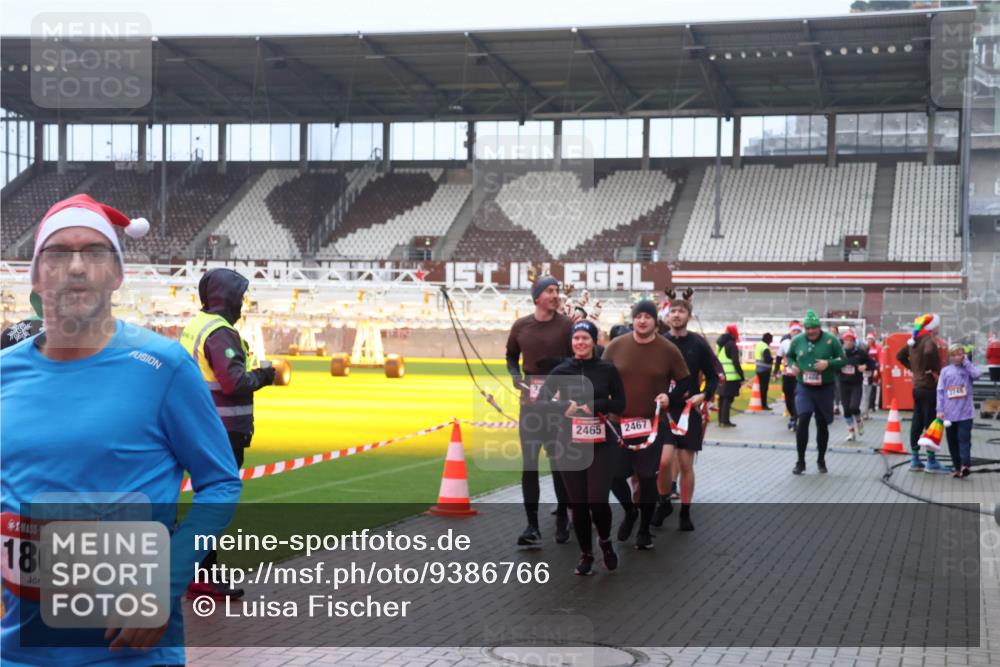 07.12.2025 - St. Pauli X-Mass-Run No. 15 Luisa Fischer http://msf.ph/oto/9386766 07.12.2025 11:42:05 Ziel 15, 1801, 1, 2465, 2467, 15, 1801, 2231, 2435, 2465, 2466, 2470, 2471, 2476, 2479, 2491, 3153, 3204, 3222, 3393, 3479, 3505, 3532, 3555, 3717, 3718, 3732, 3747, 3748, 3755, 3757, 3764, 3784 meine-sportfotos.de