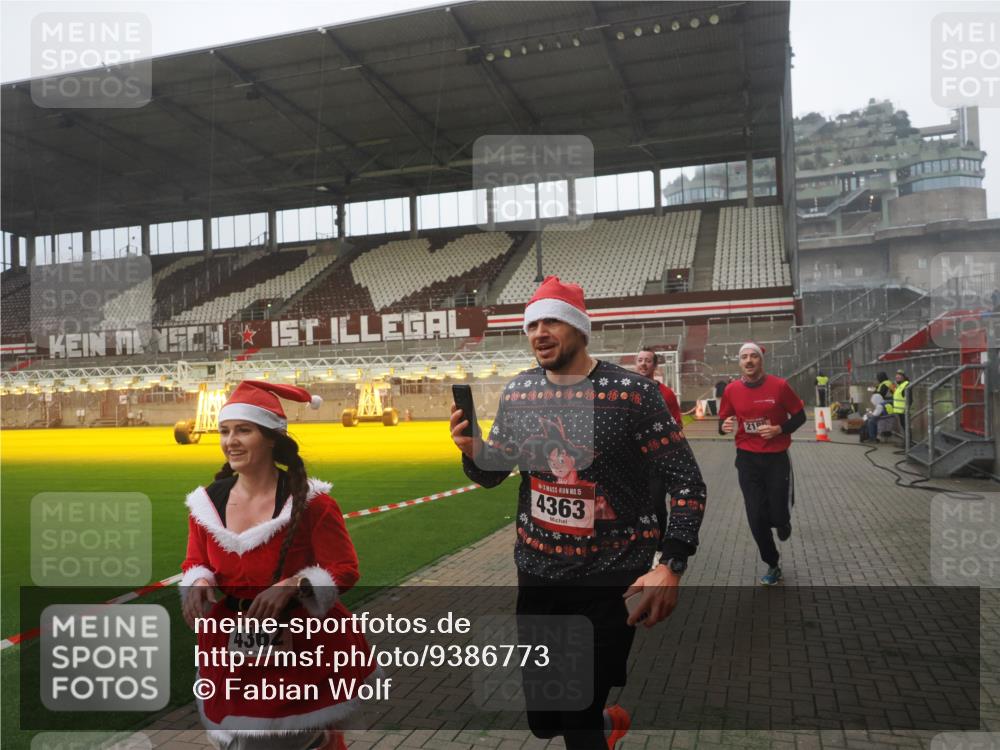 07.12.2025 - St. Pauli X-Mass-Run No. 15 Fabian Wolf http://msf.ph/oto/9386773 07.12.2025 10:16:36 Ziel 2185, 2266, 4362, 4363, 4510 meine-sportfotos.de