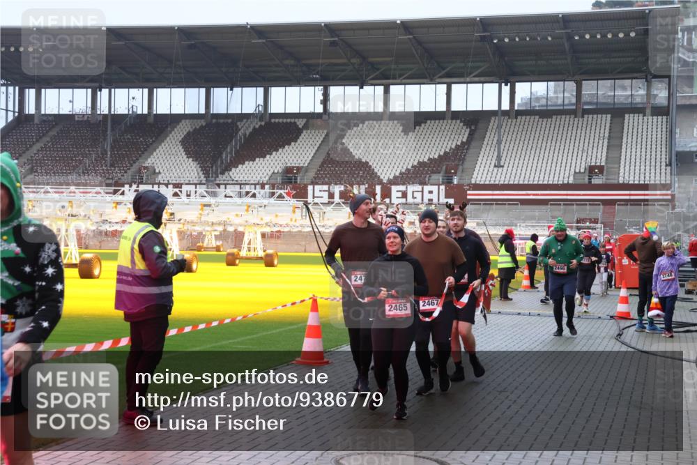 07.12.2025 - St. Pauli X-Mass-Run No. 15 Luisa Fischer http://msf.ph/oto/9386779 07.12.2025 11:42:06 Ziel 247, 2465, 2467, 2466, 222, 3748, 15, 1801, 2231, 2435, 2465, 2466, 2470, 2471, 2476, 2479, 2491, 3153, 3204, 3222, 3393, 3479, 3505, 3532, 3555, 3717, 3718, 3732, 3747, 3748, 3755, 3757, 3764, 3784, 3923 meine-sportfotos.de