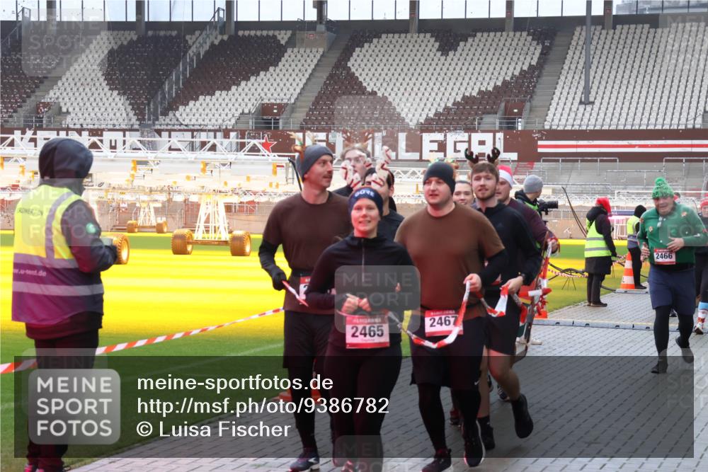 07.12.2025 - St. Pauli X-Mass-Run No. 15 Luisa Fischer http://msf.ph/oto/9386782 07.12.2025 11:42:06 Ziel 2465, 2467, 2466, 15, 1801, 2231, 2435, 2465, 2466, 2470, 2471, 2476, 2479, 2491, 3153, 3204, 3222, 3393, 3479, 3505, 3532, 3555, 3717, 3718, 3732, 3747, 3748, 3755, 3757, 3764, 3784, 3923 meine-sportfotos.de