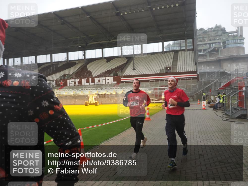 07.12.2025 - St. Pauli X-Mass-Run No. 15 Fabian Wolf http://msf.ph/oto/9386785 07.12.2025 10:16:37 Ziel 2185, 2266, 4362, 4363, 4510 meine-sportfotos.de