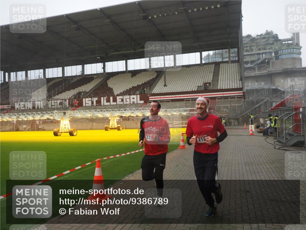 07.12.2025 - St. Pauli X-Mass-Run No. 15 Fabian Wolf http://msf.ph/oto/9386789 07.12.2025 10:16:37 Ziel 2185, 2266, 4362, 4363, 4510 meine-sportfotos.de