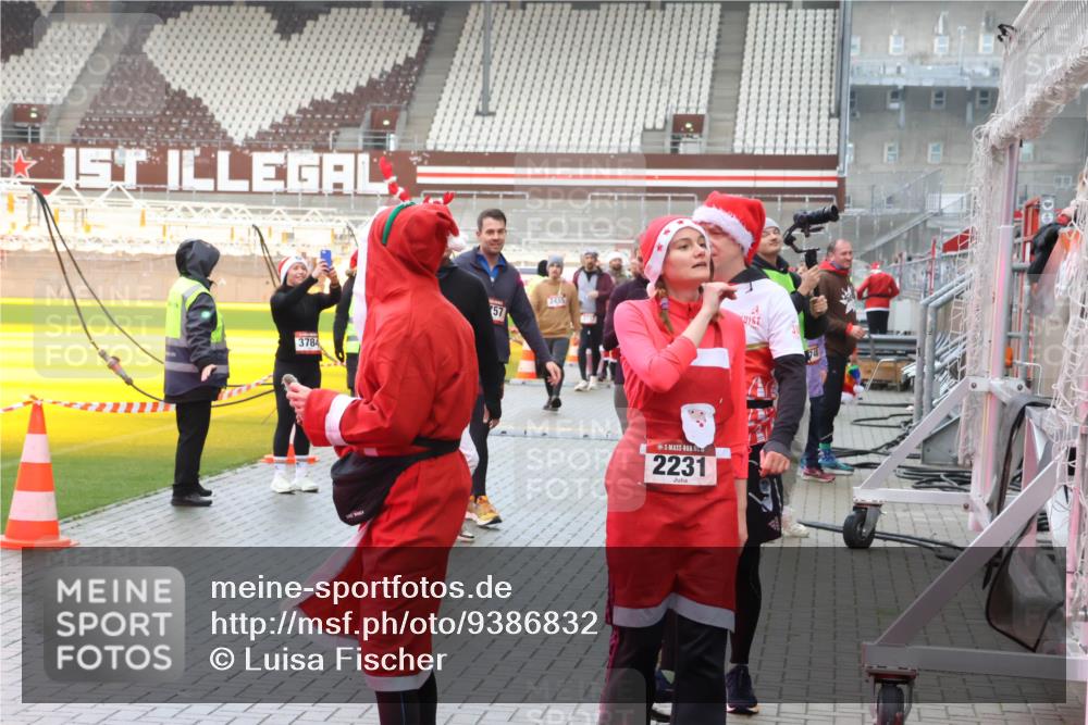 07.12.2025 - St. Pauli X-Mass-Run No. 15 Luisa Fischer http://msf.ph/oto/9386832 07.12.2025 11:42:27 Ziel 3784, 2435, 57, 2231, 15, 462, 465, 1801, 1834, 2231, 2291, 2435, 3222, 3479, 3555, 3717, 3718, 3732, 3755, 3757, 3764, 3784, 3810, 3903, 3905, 3906, 3908, 3922, 3923, 4605, 4614 meine-sportfotos.de