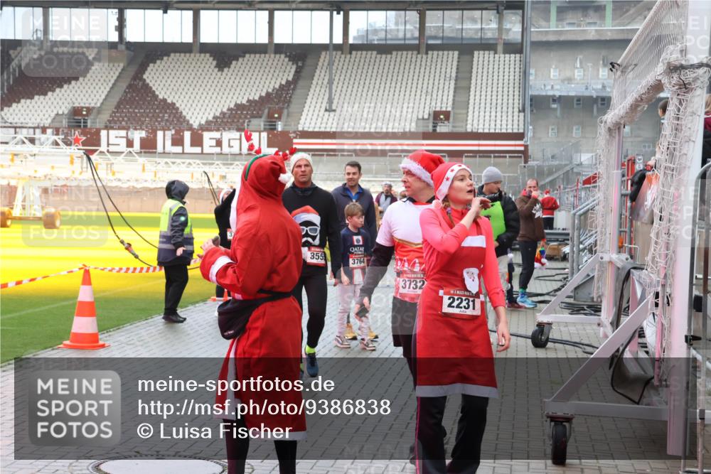 07.12.2025 - St. Pauli X-Mass-Run No. 15 Luisa Fischer http://msf.ph/oto/9386838 07.12.2025 11:42:28 Ziel 355, 3764, 5, 3732, 2231, 15, 462, 465, 1801, 1834, 2231, 2291, 2435, 3222, 3479, 3555, 3717, 3718, 3755, 3757, 3764, 3784, 3810, 3903, 3905, 3906, 3908, 3922, 3923, 4605, 4614 meine-sportfotos.de