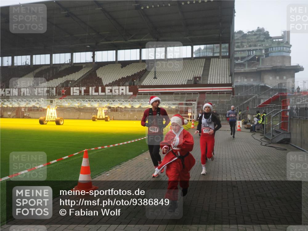 07.12.2025 - St. Pauli X-Mass-Run No. 15 Fabian Wolf http://msf.ph/oto/9386849 07.12.2025 10:16:49 Ziel 1620, 1989, 1997, 2185, 2266, 3633, 4356, 4359, 4363, 4769 meine-sportfotos.de