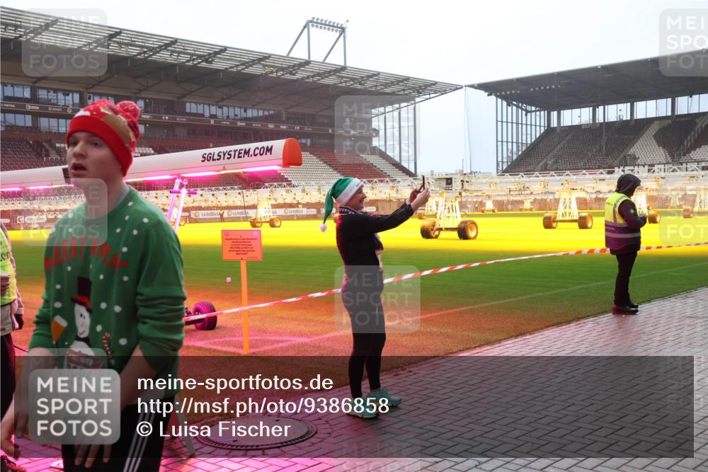 07.12.2025 - St. Pauli X-Mass-Run No. 15 Luisa Fischer http://msf.ph/oto/9386858 07.12.2025 10:21:36 Ziel 3984, 149, 270, 392, 1326, 1386, 1407, 1898, 1900, 2173, 2565, 2799, 2927, 3062, 3091, 3384, 3540, 3541, 3848, 3849, 3984, 3988, 4117, 4338, 4517 meine-sportfotos.de