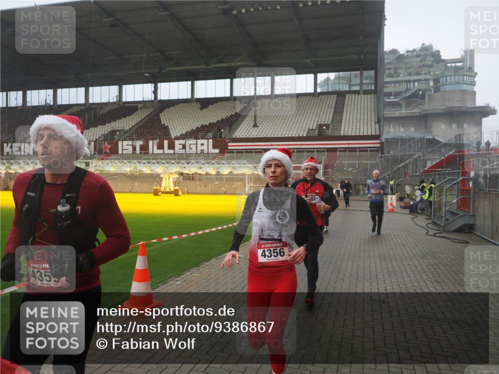 07.12.2025 - St. Pauli X-Mass-Run No. 15 Fabian Wolf http://msf.ph/oto/9386867 07.12.2025 10:16:50 Ziel 1620, 1989, 1997, 2185, 2266, 3633, 4356, 4359, 4769 meine-sportfotos.de