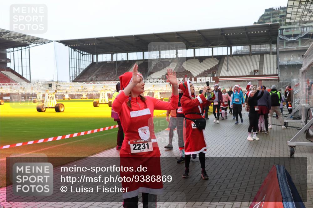07.12.2025 - St. Pauli X-Mass-Run No. 15 Luisa Fischer http://msf.ph/oto/9386869 07.12.2025 11:42:41 Ziel 2231, 165, 33, 378, 15, 462, 465, 976, 1288, 1834, 2291, 3717, 3718, 3810, 3903, 3905, 3906, 3908, 3922, 3923, 4600, 4605, 4606, 4614 meine-sportfotos.de