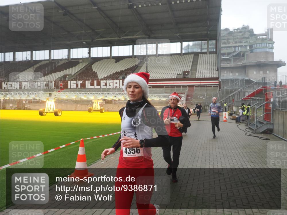 07.12.2025 - St. Pauli X-Mass-Run No. 15 Fabian Wolf http://msf.ph/oto/9386871 07.12.2025 10:16:50 Ziel 1620, 1989, 1997, 2185, 2266, 3633, 4356, 4359, 4769 meine-sportfotos.de